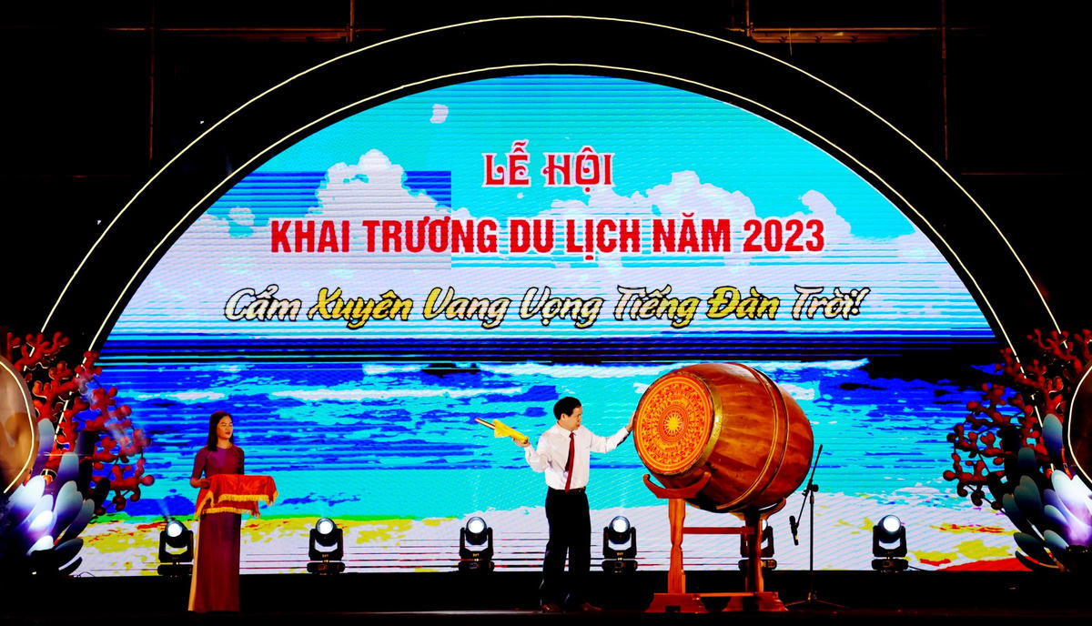 Ông Hà Văn Bình, Chủ tịch UBND huyện Cẩm Xuyên đánh trống khai hội.