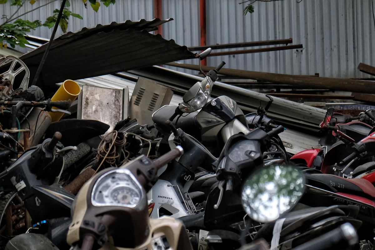 Những chiếc xe bị bỏ lại ngày càng xếp chồng lên nhau gây lãng phí.