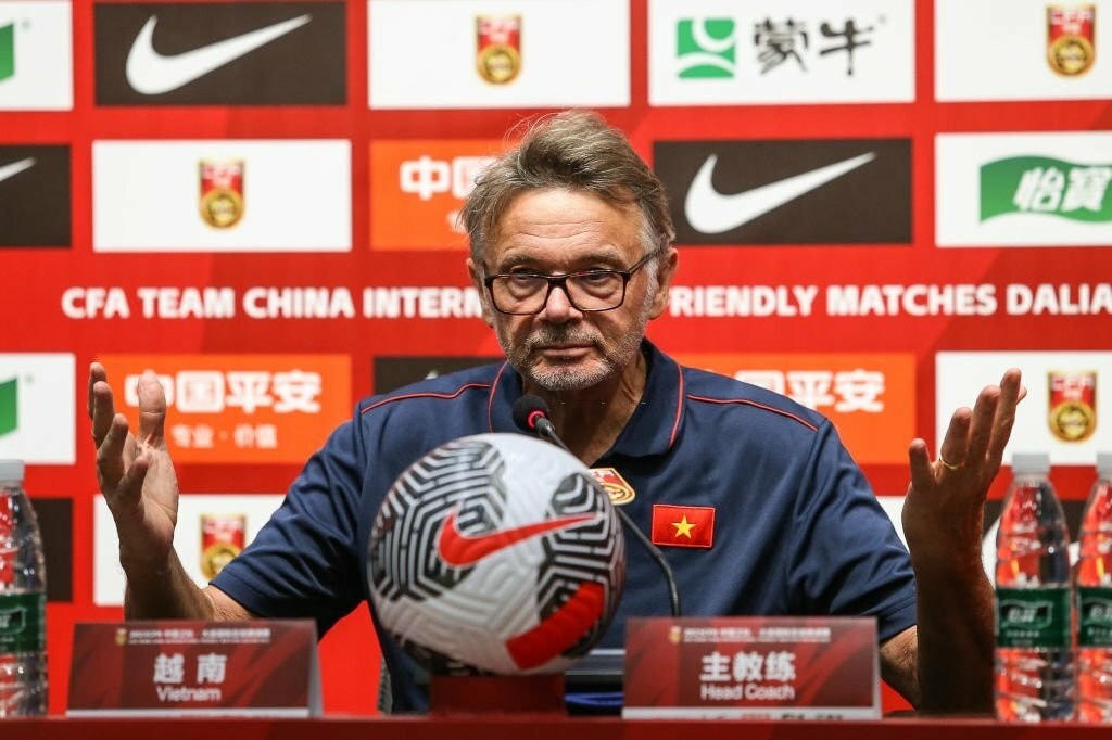 HLV Philippe Troussier muốn các cầu thủ Việt Nam chơi tự tin hơn trước Hàn Quốc (Ảnh: VFF).