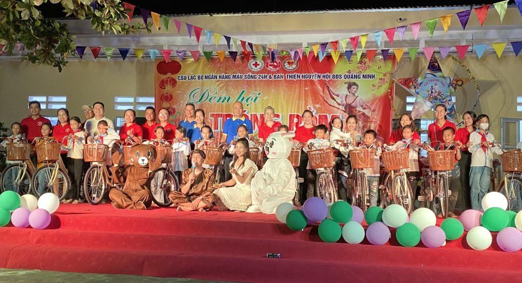 Chương trình thiện nguyện Đêm hội trăng rằm do CLB phối hợp tổ chức tại điểm trường tiểu học Quảng Văn (xã Quảng Phong, huyện Hải Hà, Quảng Ninh).