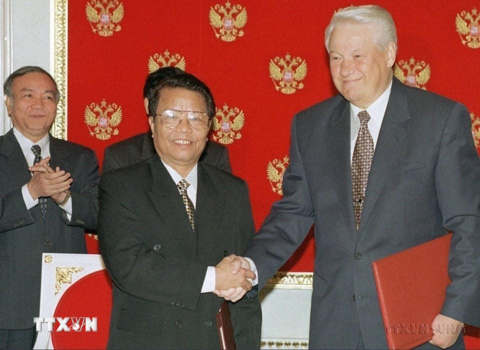 Chuyến thăm của Chủ tịch nước Trần Đức Lương tới Liên bang Nga tháng 8/1998 đã tạo bước đột phá mới trong quan hệ hợp tác nhiều mặt giữa hai nước. Lần đầu tiên, Tổng thống Nga Boris Yeltsin khẳng định Nga coi Việt Nam là đối tác chiến lược ở Đông Nam Á. (Ảnh: Tư liệu TTXVN phát)