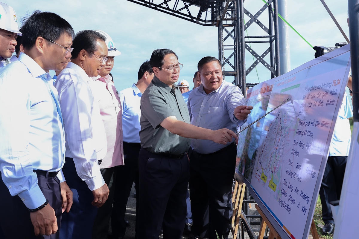 Thủ tướng Phạm Minh Chính có nhiều chỉ đạo sát sao tại công trường thi công dự án Vành đai 3 TPHCM.