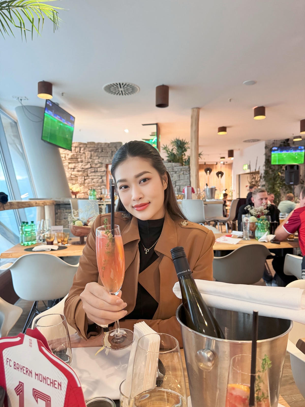 Được biết, đây không phải là lần đầu tiên Hoa hậu Đoàn Thiên Ân có chuyến công tác tại Đức. Trước đó vào tháng 6, cô đã đặt chân đến quốc gia này.