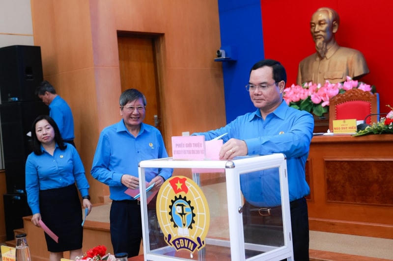 Phần bỏ phiếu kín giới thiệu tham gia quy hoạch Ủy viên Trung ương Đảng chính thức và dự khuyết.