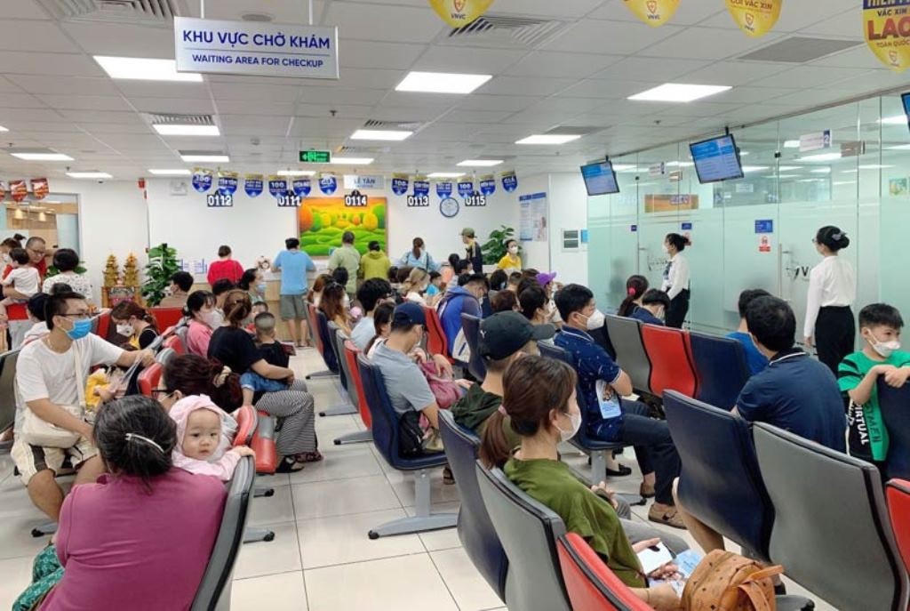 Thiếu vaccine tiêm chủng miễn phí, phụ huynh đưa trẻ đi tiêm vaccine dịch vụ.