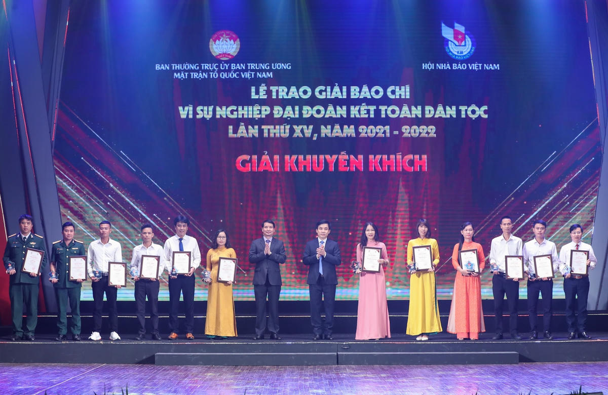 Ông Phạm Thái Hà, Phó Chủ nhiệm Văn phòng Quốc hội kiêm Trợ lý Chủ tịch Quốc hội và ông Nguyễn Đức Lợi, Phó Chủ tịch Thường trực Hội Nhà báo Việt Nam trao giải cho tác giả, nhóm tác giả đoạt giải khuyến khích. Ảnh: Quang Vinh.