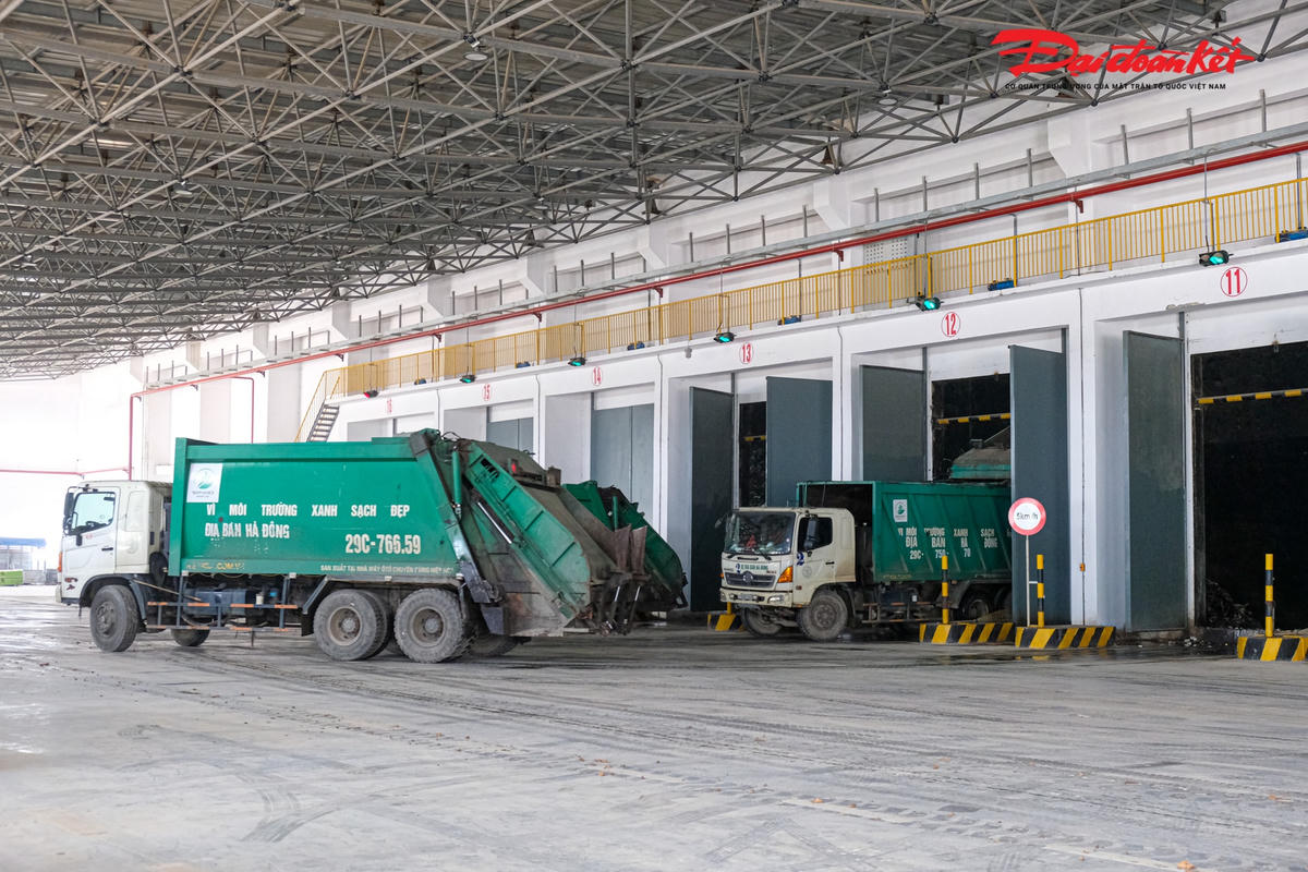 Tại khu A của nhà máy là các cửa nhỏ của bể chứa rác có độ sâu khoảng hơn 40 m, tất cả rác được chở đến sẽ đổ vào bể chứa.