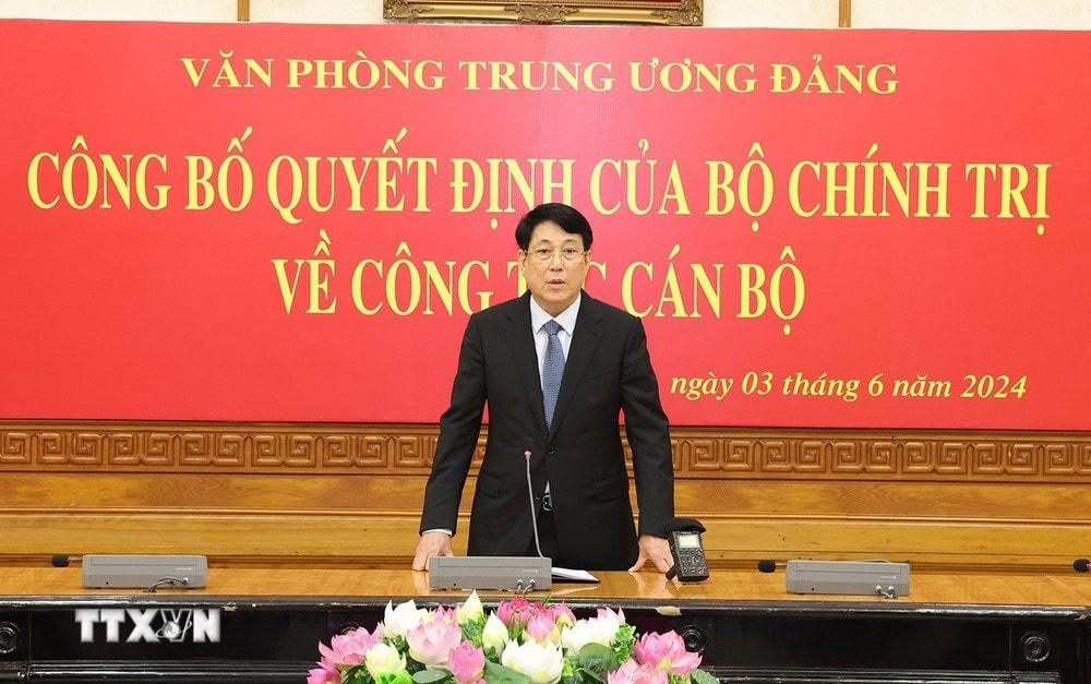 Đại tướng Lương Cường, Ủy viên Bộ Chính trị, Thường trực Ban Bí thư phát biểu tại buổi lễ. (Ảnh: Trí Dũng/TTXVN) ttxvn_trao quyet dinh 1.jpg