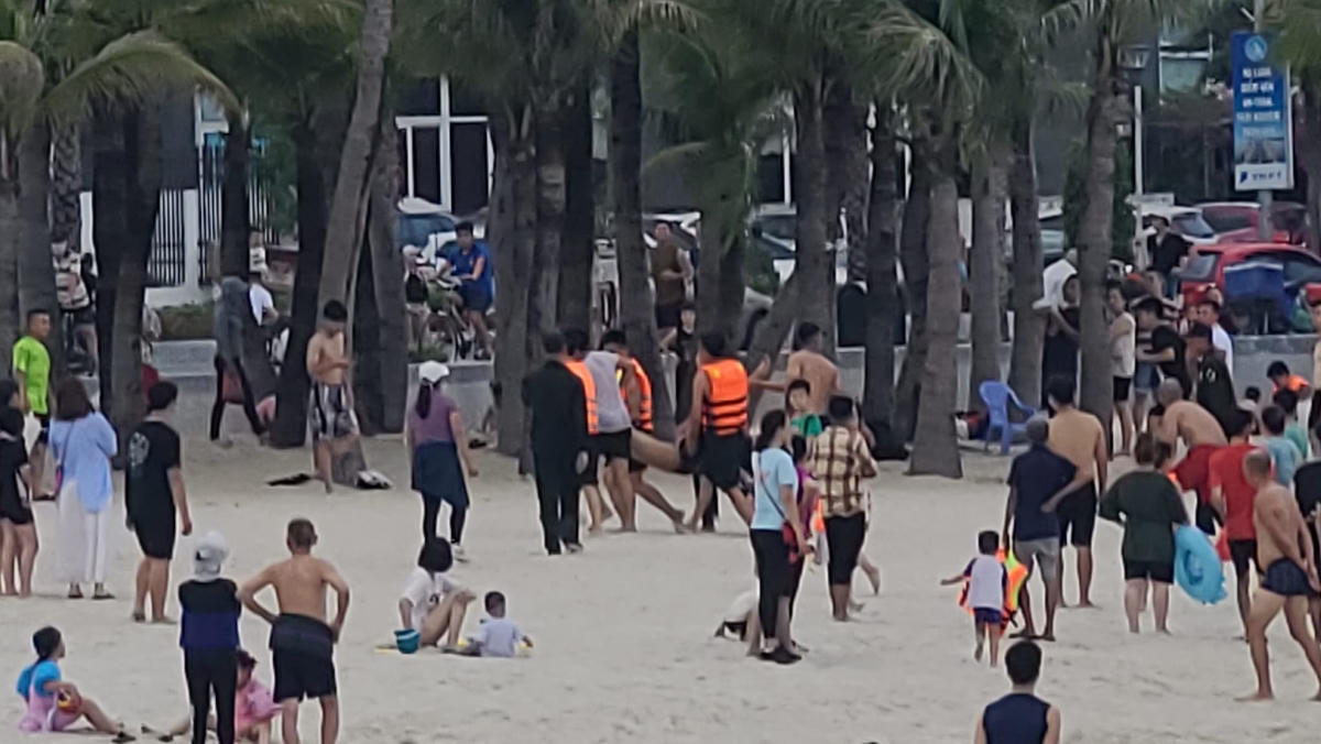 Nạn nhân được đưa lên bờ trong tình trạng đã ngừng hô hấp. Ảnh: Otofun Quảng Ninh.