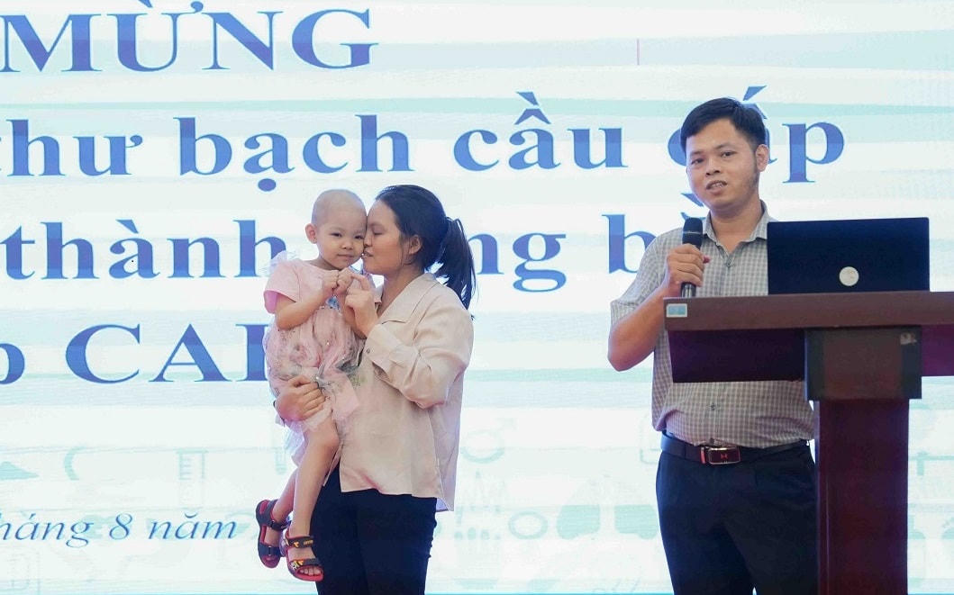 Chị Nguyệt – mẹ bé Bảo Chị không giấu được xúc động trong ngày con được ra viện.