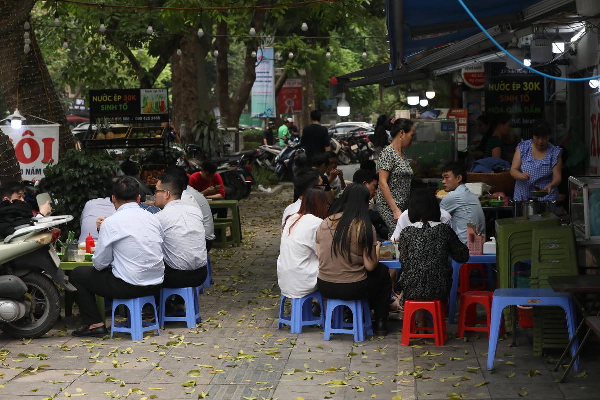 Hàng ăn bày bán tràn ra vỉa hè,