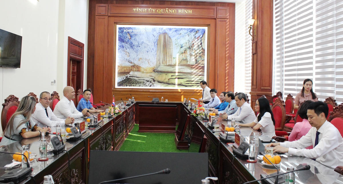 Đoàn đại biểu cấp cao Ủy ban Bảo vệ Cách mạng Cuba chào xã giao lãnh đạo tỉnh Quảng Bình.