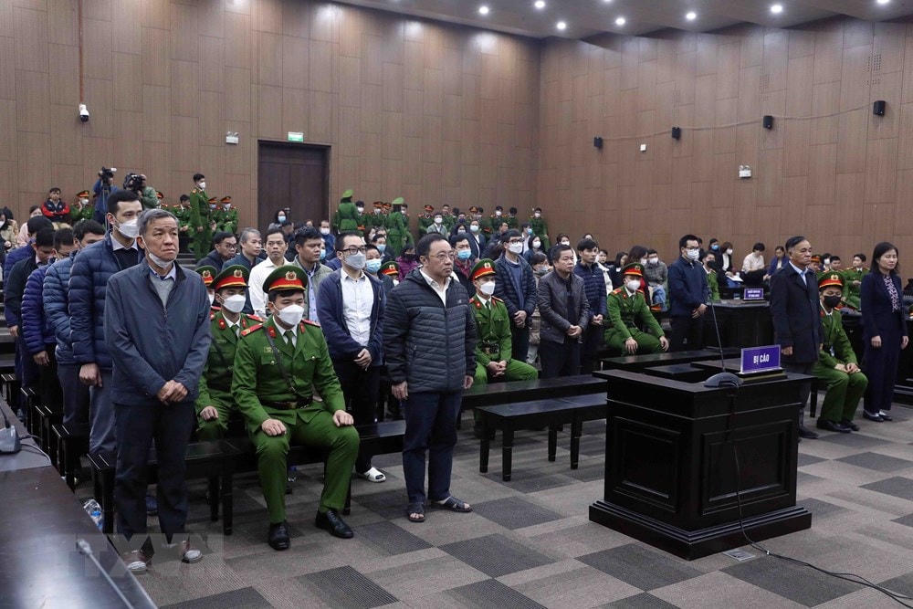 Các bị cáo nghe chủ tọa tuyên án. (Ảnh: Phạm Kiên/TTXVN).