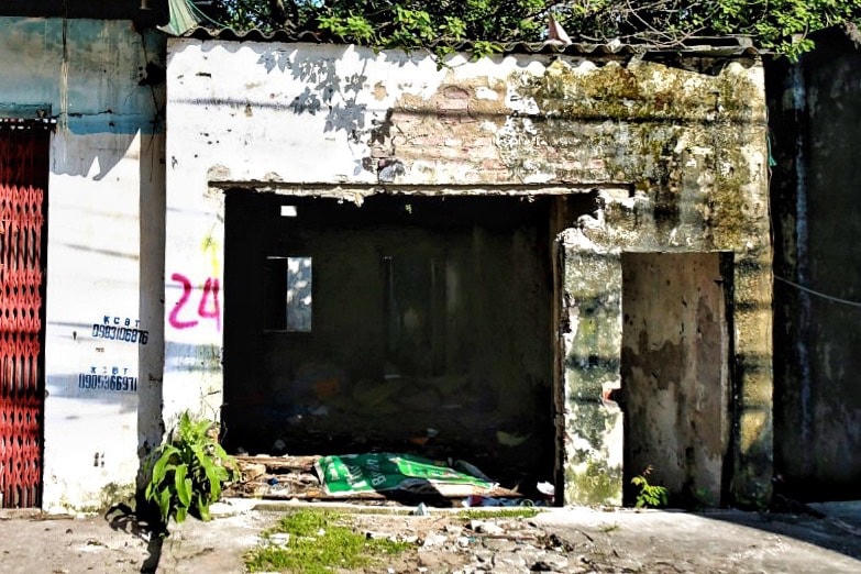 Theo ghi nhận của PV Báo Đại Đoàn Kết Online, tại dọc hai bên đường dự án nâng cấp, cải tạo Quốc lộ 1A đoạn Văn Điển – Ngọc Hồi có hàng dài cột điện được dựng giữa đường, nhiều cột bị gãy hở khung sắt gây mất an toàn cho người tham gia giao thông. Bên cạnh đó, do việc thi công đã diễn ra từ lâu nhưng vẫn chưa thể hoàn thành khiến hai bên tuyến đường trở nên nhếch nhác do người dân xây nhà tạm, mái che lụp xụp.