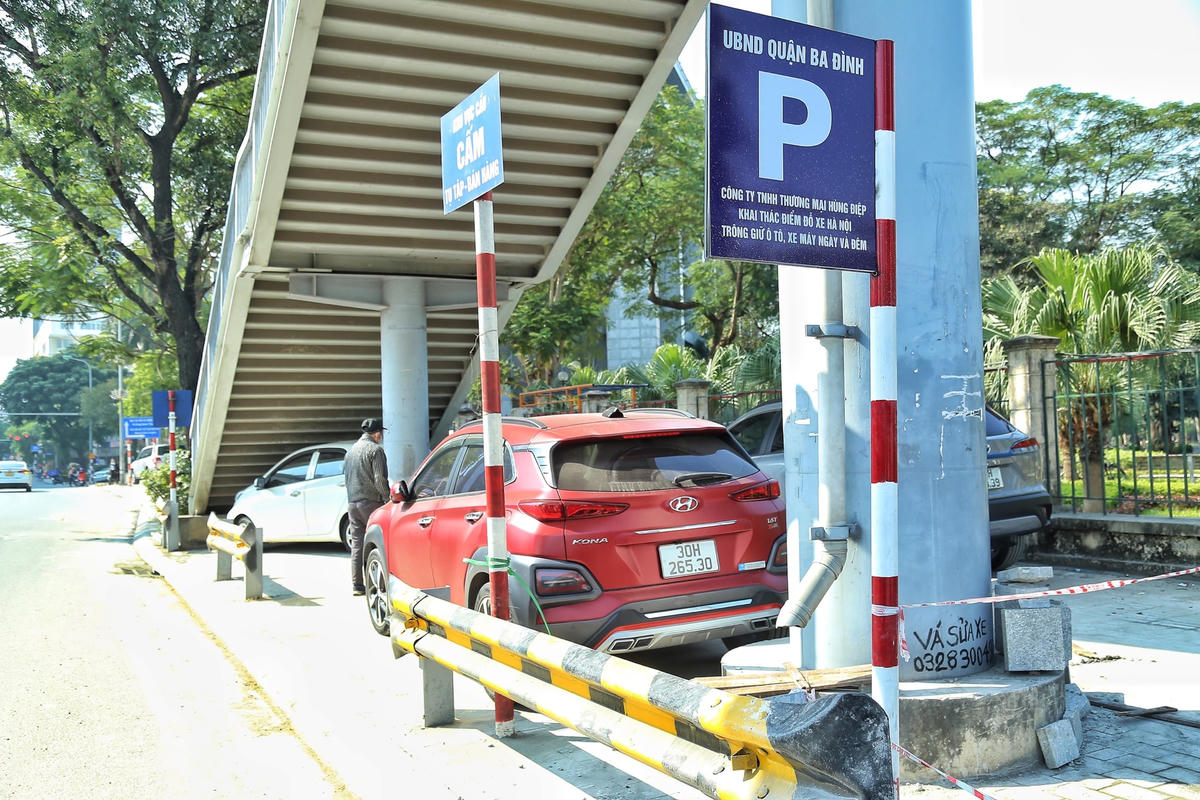 Sau lệnh tạm dừng, vỉa hè Hà Nội vẫn 'oằn mình' cõng ô tô