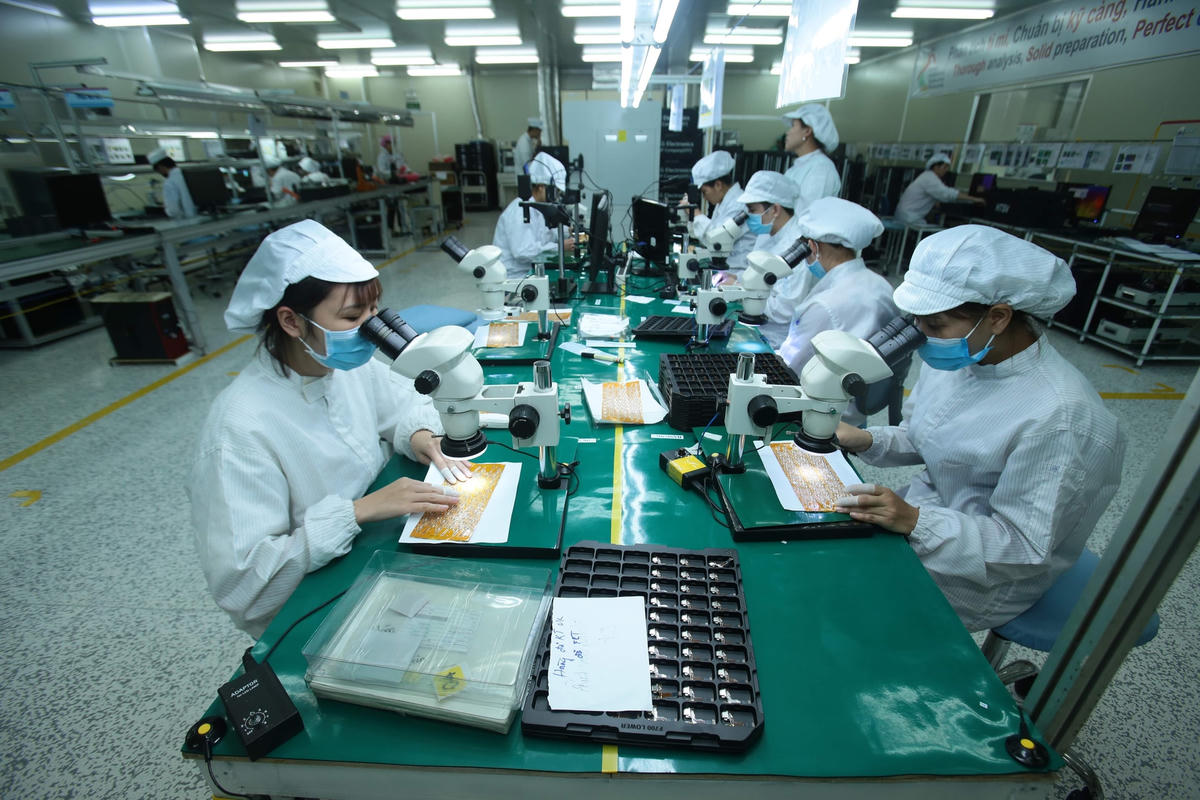 Người lao động mong muốn sớm giảm áp lực từ nộp thuế thu nhập cá nhân. Ảnh: Quang Vinh.
