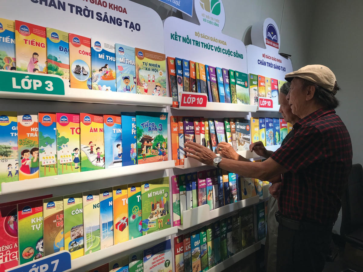 Việc giá sách giáo khoa lớp 3, 7 và 10 theo chương trình mới, sử dụng từ năm học 2022-2023, đắt hơn từ 2-3 lần khiến dư luận băn khoăn, phụ huynh lo lắng.            Ảnh: Nhật Hoàng.
