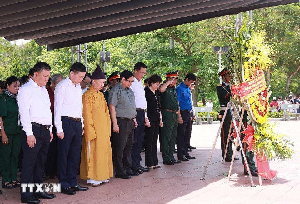 Thủ tướng Phạm Minh Chính dâng hoa tưởng niệm các Anh hùng liệt sỹ tại Nghĩa trang liệt sỹ Quốc gia Đường 9. (Ảnh: Dương Giang/TTXVN)