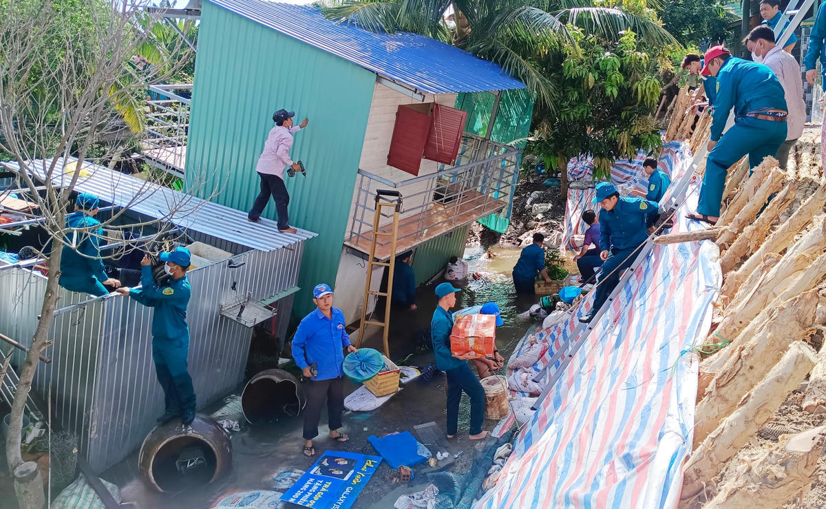 Giúp dân di chuyển đồ đạc và kè tạm khu vực sạt lở xã Tân Phú Đông, TP Sa Đéc.