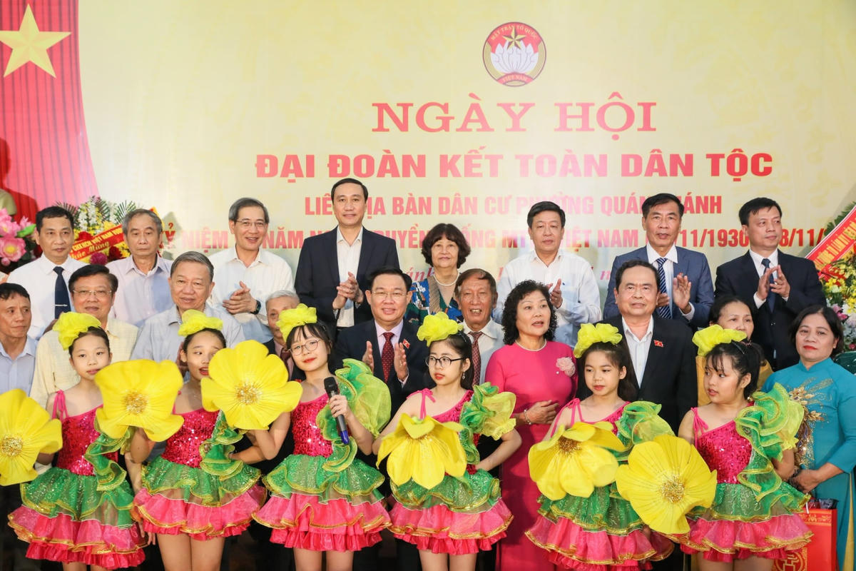Các đại biểu chụp ảnh lưu niệm cùng bà con nhân dân tại ngày hội. Ảnh: Quang Vinh.