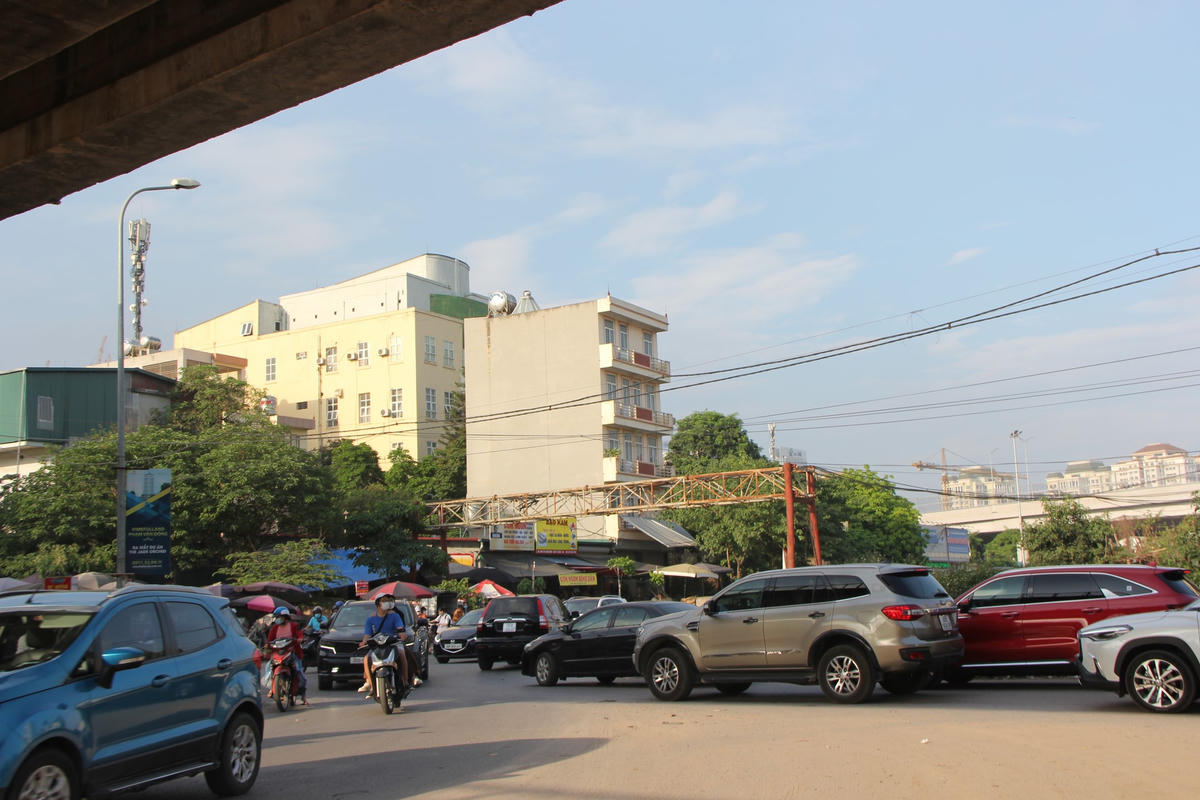 Theo tìm hiểu của PV, đoạn đường tại ngã ba chợ Tân Xuân nằm trong dự án tuyến đường nối KĐT Ciputra với Đức Thắng thuộc địa bàn phường Xuân Đỉnh theo quy hoạch dài khoảng 1,7 km.Tuyến đường nối bắt đầu tư tòa nhà Sunshine City cắt qua đường Nguyễn Hoàng Tôn, Phạm Văn Đồng, Nguyễn Đình Tứ (đoạn nút thắt ngã ba chợ Tân Xuân) và hướng về đường Đức Thắng.Theo ghi nhận của PV, đoạn đường từ Phạm Văn Đồng vào ngã ba chợ Tân Xuân – Nguyễn Đình Tứ vẫn chưa hoàn thiện, nhiều ống cống đặt ngổn ngang giữa lòng đường khiến người dân đi lại rất khó khăn.Cứ đến giờ cao điểm đoạn đường tại nút thắt ngã ba Nguyễn Đình Tứ - Chợ Tân Xuân (đoạn đường tàu) xảy ra ùn tắc liên tục.Đoàn xe nối đuôi nhau thành một hàng dàiÔng Nguyễn Văn Hùng - tài xế lái xe Trường Đoàn Thị Điểm cho biết: “Hàng ngày tôi lái xe chở học sinh đi qua đoạn đường này, cứ vào khoảng 16h30 - 17h chiều đoạn đường này xảy ra ùn tắc liên tục. Do đoạn đường nút thắt hẹp mà họ lại vứt ống cống ra ngay đường làm cho giao thông ách tắc, người dân đi lại rất khó khăn”.
