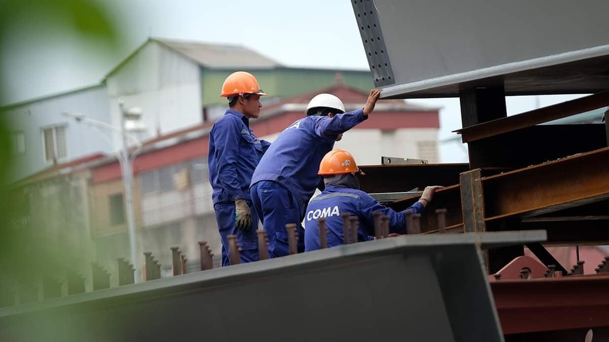 Các công nhân đang thi công các hạng mục lao lắp dầm cầu.