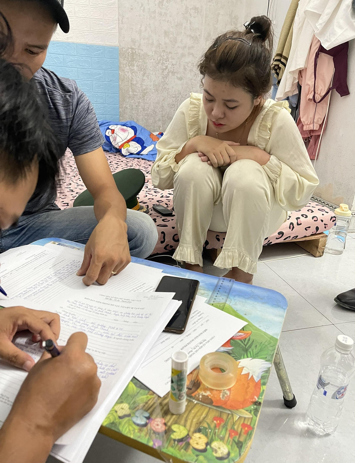 Lực lượng chức năng khám xét phòng trọ của đối tượng Ngọc.