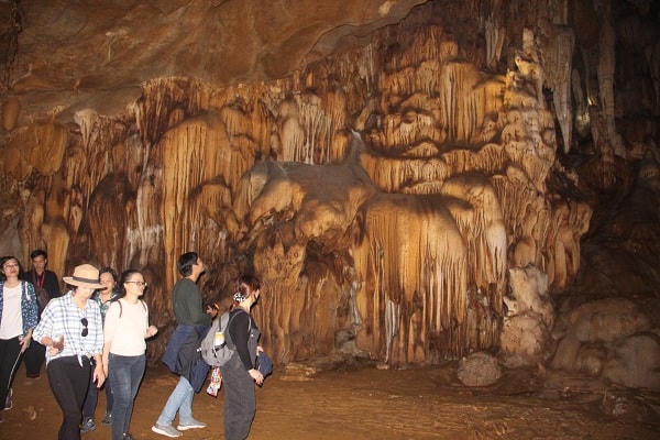 Hang Khuổi Pín vẫn còn nguyên sơ, được ví như hang Sơn Đoòng ở Quảng Bình. Hang có chiều dài khoảng 500 m, chỗ rộng nhất trên 300 m, chỗ cao nhất trên 100 m. Hang có nhiều nhũ đá vôi với những hình thù vô cùng phong phú, ma mị...