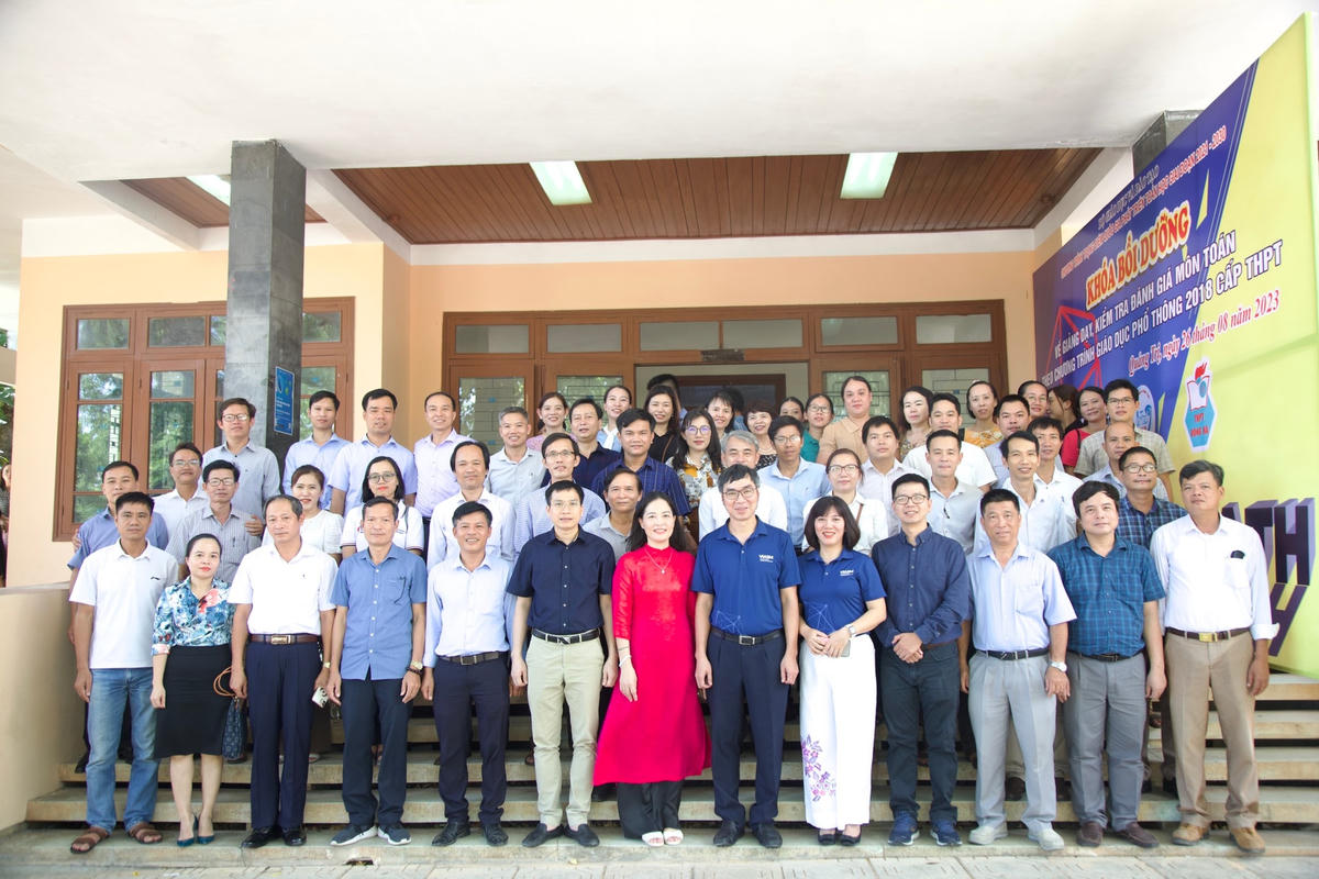 Các đại biểu tham dự chương trình.