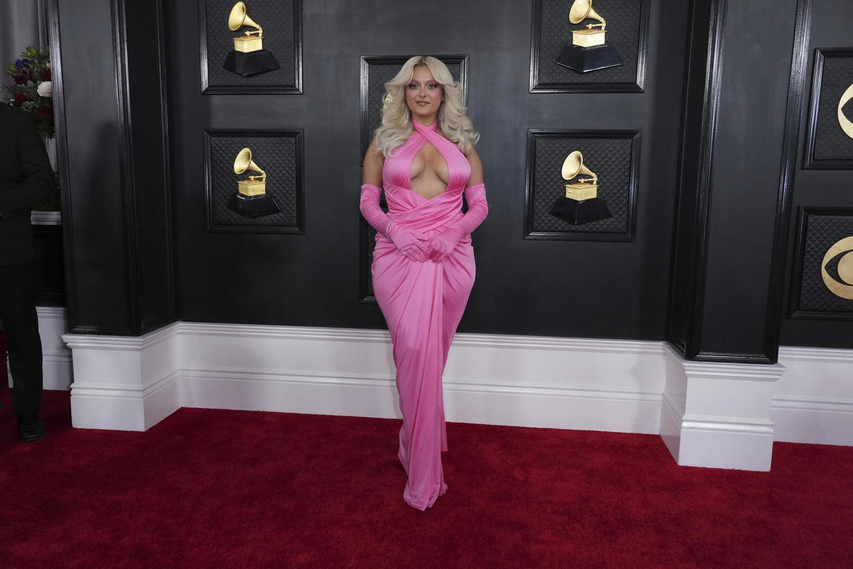 Bebe Rexha nổi bật trong bộ đồ màu hồng nóng bỏng với những đường xoắn từ đầu đến chân và vạt áo hai dây va-va-voom. Ảnh: AP.