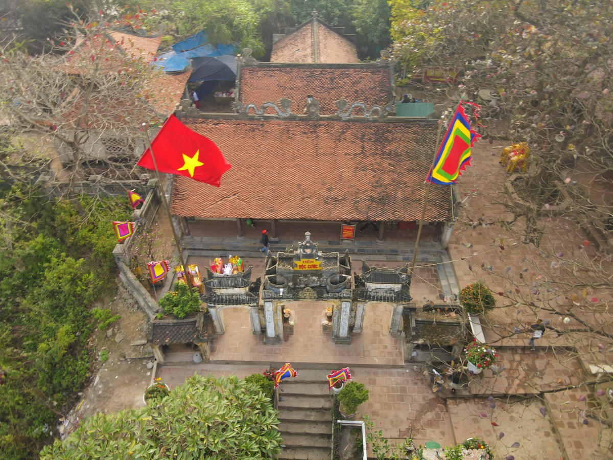 Không chỉ gắn với truyền thuyết độc đáo, Đền Độc Cước còn là một trong những ngôi đền linh thiêng bậc nhất. Bằng chứng là ngôi đền vẫn đứng vững, không hề hấn gì sau bao nhiêu tác động của thời tiết, thiên tai,... Đặc biệt, Sầm Sơn là khu vực bị giặc bắn phá nặng nề, ném bom ác liệt. Làng mạc bị tan hoang, đổ nát nhưng ngôi đền vẫn không bị ảnh hưởng gì.