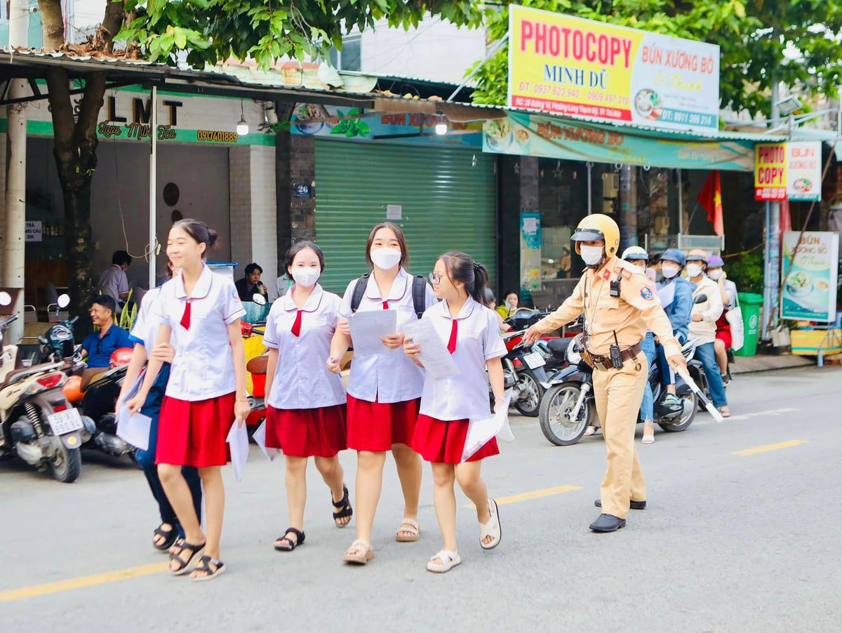 CSGT phân luồng giao thông và tạo hành lang an toàn cho thí sinh tham dự kỳ thi tuyển sinh lớp 10.