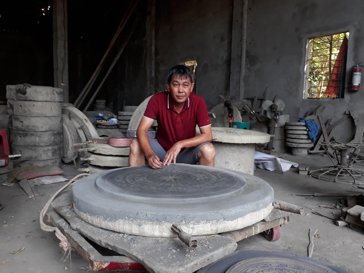 Nghệ nhân Ưu tú Thiều Quang Tùng trong xưởng đúc trống đồng.  