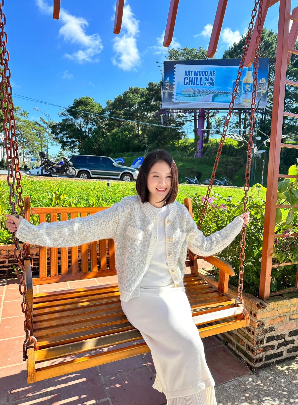 Bích Ngọc sinh năm 1997, từng được biết đến là hot girl Đại học Ngoại thương Hà Nội. Vì yêu thích nghề diễn nên cô đã đi theo con đường nghệ thuật.