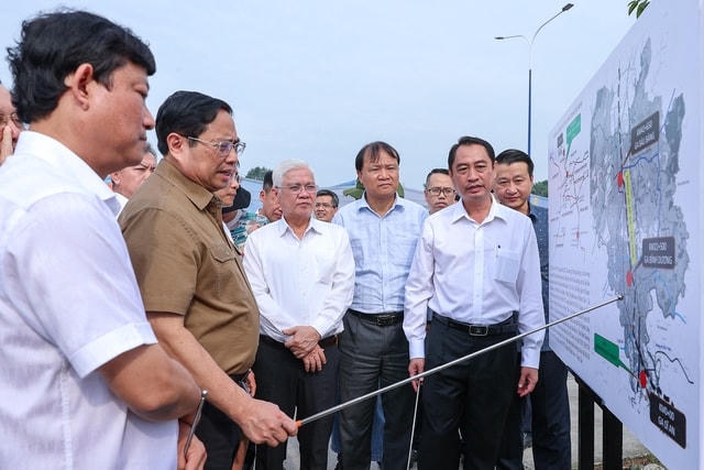 Thủ tướng Phạm Minh Chính kiểm tra dự án hạ tầng giao thông trọng điểm tại Bình Dương. Ảnh: VGP.  