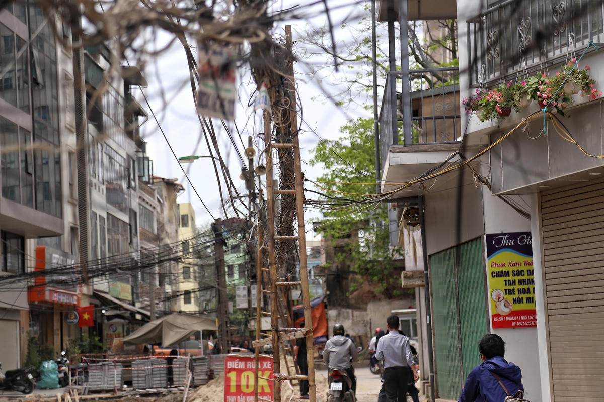 Tại các cột điện ngõ 102 Trường Chinh dây cáp, dây điện giăng loằng ngoằng.