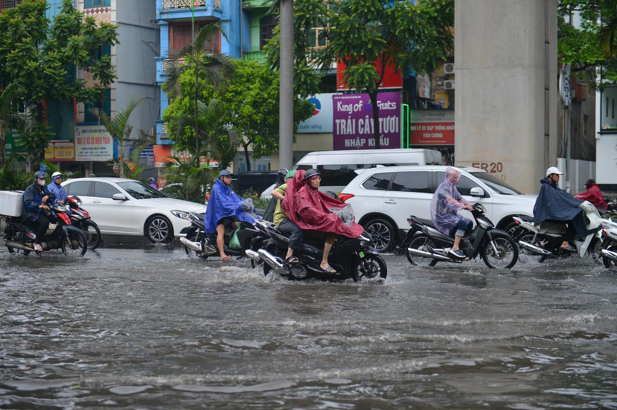 Hà Nội: Mưa lớn, đường ngập, nhiều người phải dắt xe