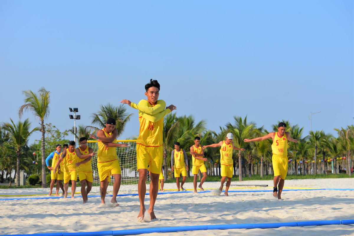 Đến chiều 4/5 đã có 2 đội tuyển gồm Việt Nam và Philippines có mặt, tham gia luyện tập tại Tuần Châu.