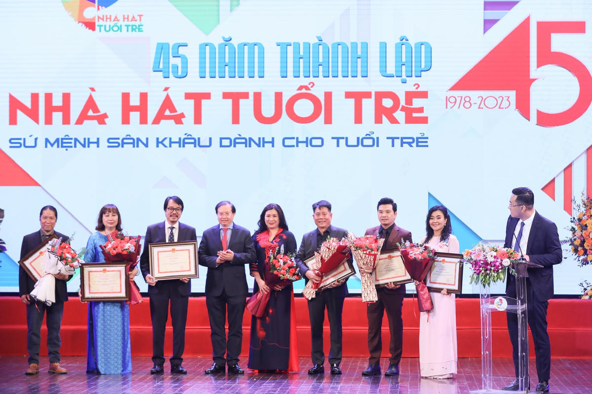 Thứ trưởng Tạ Quang Đông tặng Bằng khen của Bộ trưởng Bộ VHTTDL cho các cá nhân, tập thể nghệ sĩ Nhà hát