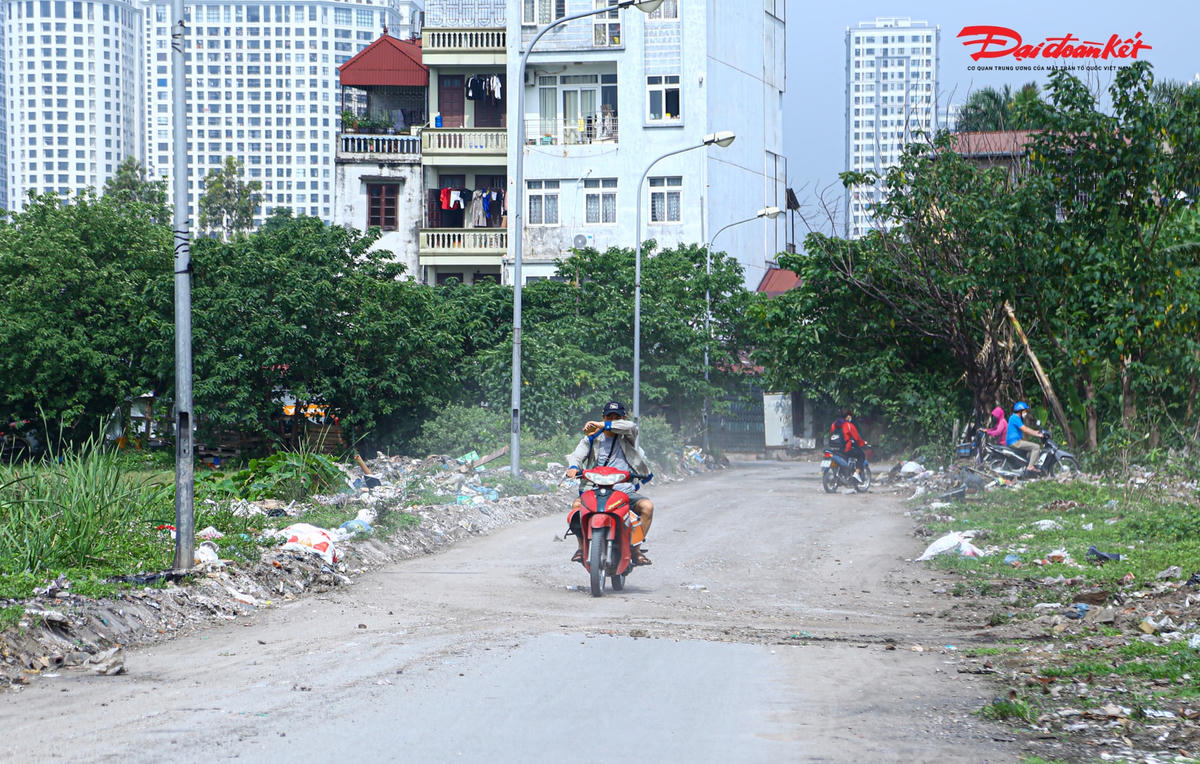 Ngoài phải chịu mùi hôi thối từ rác thải, nhiều người đi ngang qua đây phải chịu thêm cảnh khói bụi.
