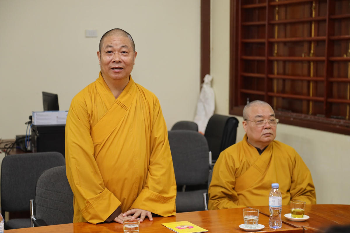 Hoà Thượng Thích Thọ Lạc, Phó trưởng Ban Thường trực Ban Trị sự Giáo hội Phật giáo Việt Nam tỉnh Nghệ An gửi lời cảm ơn tới lãnh đạo Ủy ban MTTQ tỉnh, các tổ chức thành viên đã tới chúc mừng Ban Trị sự nhân lễ Vu Lan. Ảnh: Điền Bắc