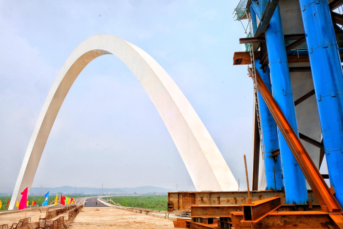 Ông Nguyễn Văn Tuấn, Giám đốc điều hành dự án cầu Phật Tích cho biết, hạng mục kết cấu cầu dẫn và cầu chính đã hoàn thành 100% khối lượng công việc, đơn vị nhà thầu đang tập trung thi công nhịp vòm thép cuối cùng, dự kiến thông xe vào cuối tháng 6/2023.