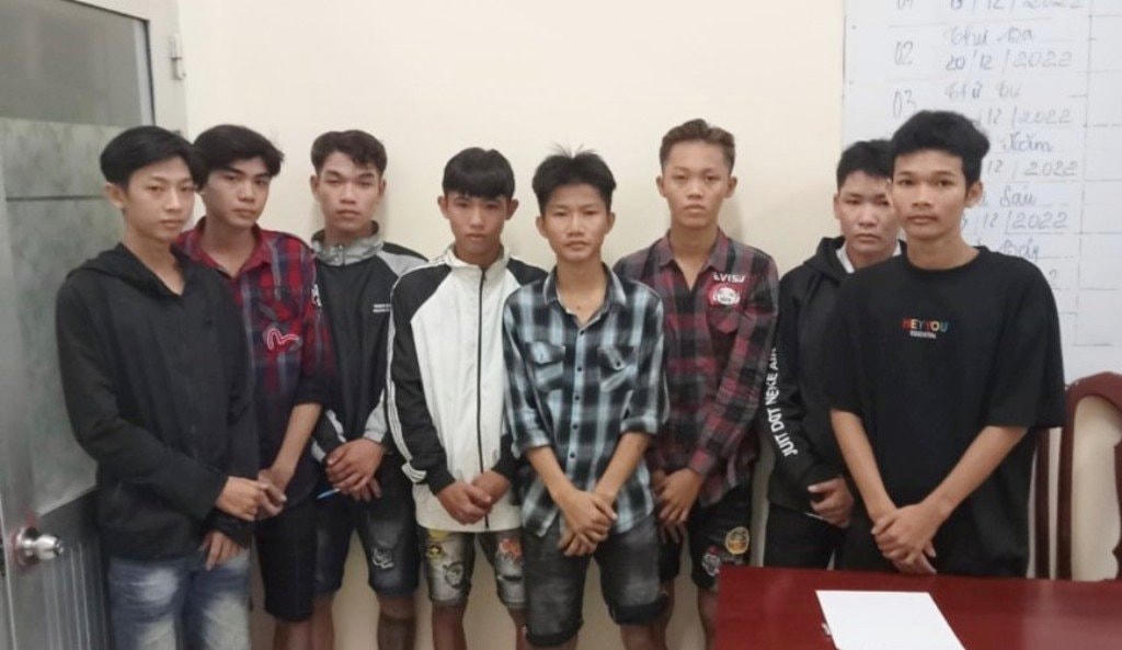Nhóm Thanh thiếu niên và hung khí bị Công an xã Minh Thuận, huyện U Minh Thượng bắt giữ.