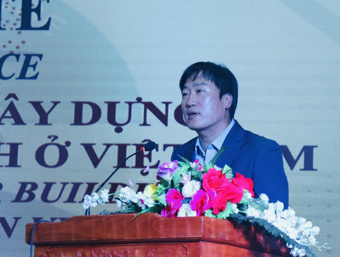 Giáo sư Ryu In-Pyong, Chủ tịch Hiệp hội Quản trị Du lịch Hàn Quốc chia sẻ tại hội thảo. 