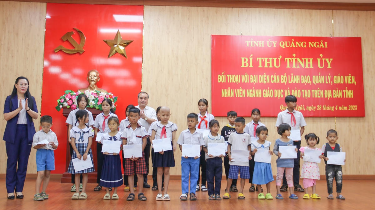 Lãnh đạo tỉnh Quảng Ngãi tặng quà cho học sinh có hoàn cảnh khó khăn.
