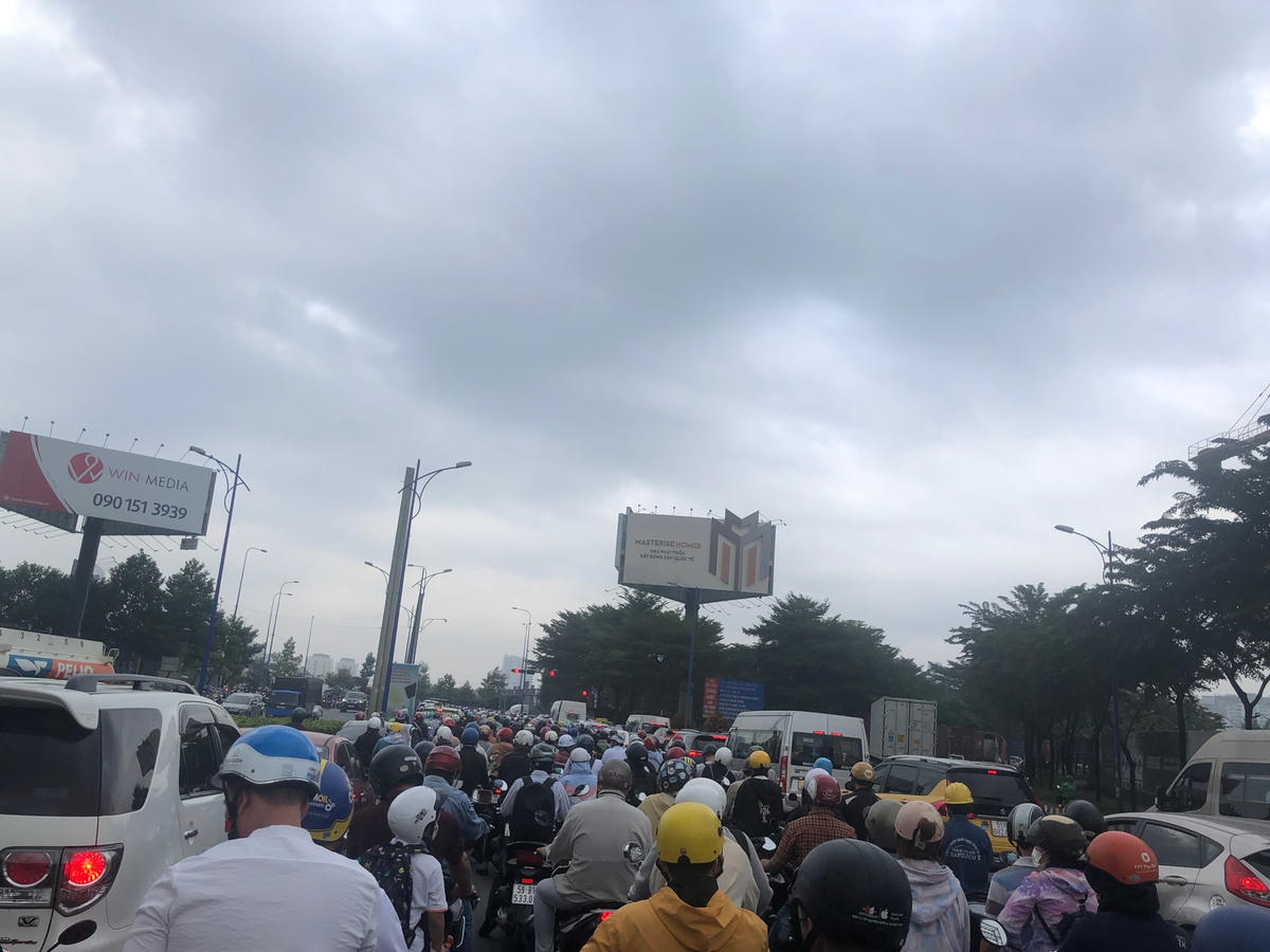 Các phương tiện di chuyển đông đúc từ đường Đồng Văn Công vào đường Mai Chí Thọ vào sáng nay. (Ảnh: Hoàng Giang).