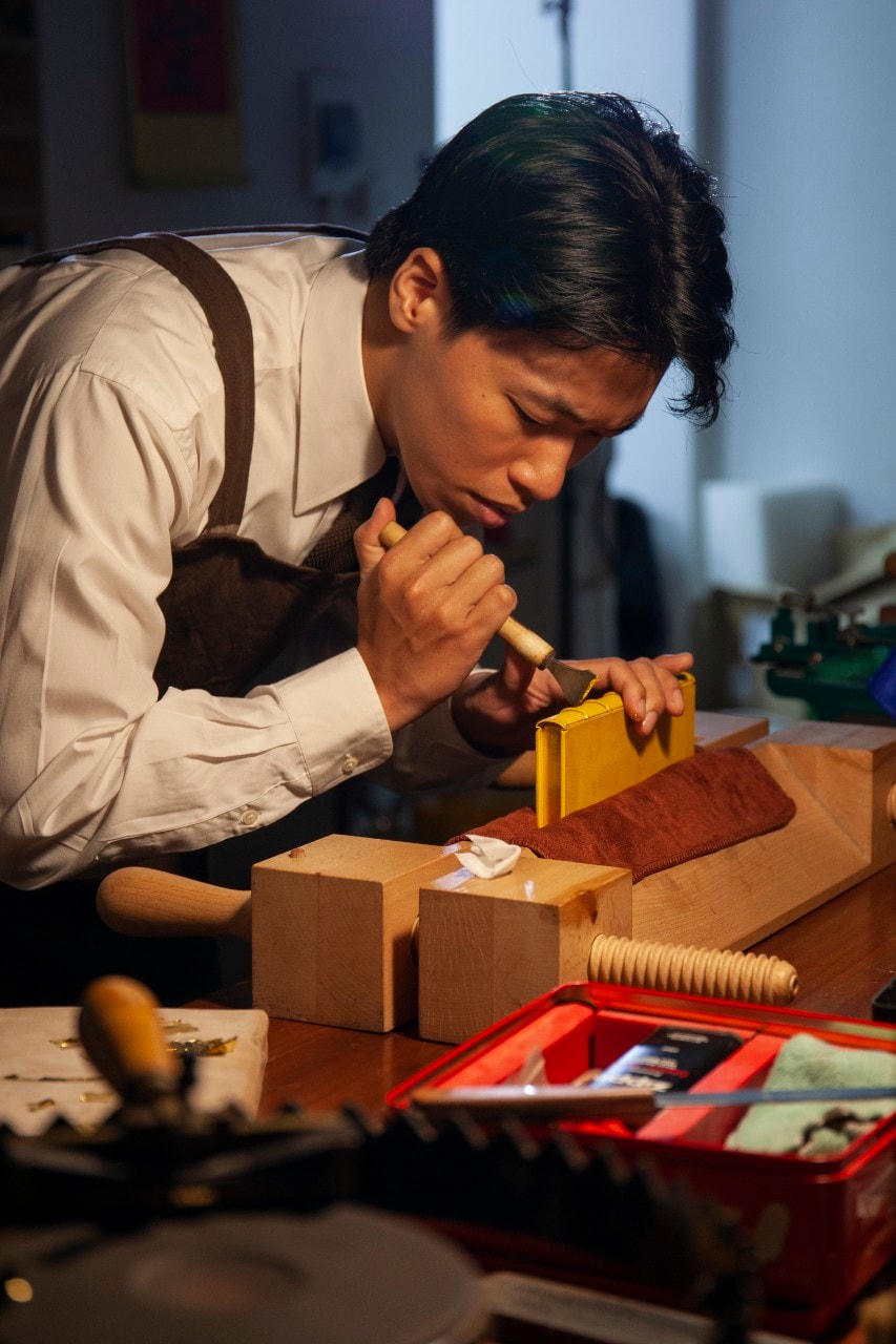 Trung Hiếu thực hiện công đoạn tạo gân sách (Ảnh: NVCC).