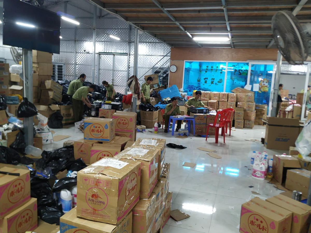 Lực lượng chức năng xử lý một kho hàng giả, hàng nhái tại Ninh Bình. Nguồn: VGP.