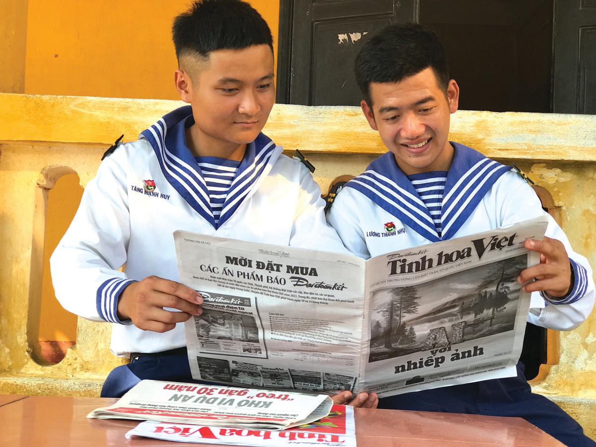 Ấn phẩm Tinh hoa Việt (báo Đại Đoàn Kết) đến với chiến sĩ đảo Sinh Tồn Đông.  