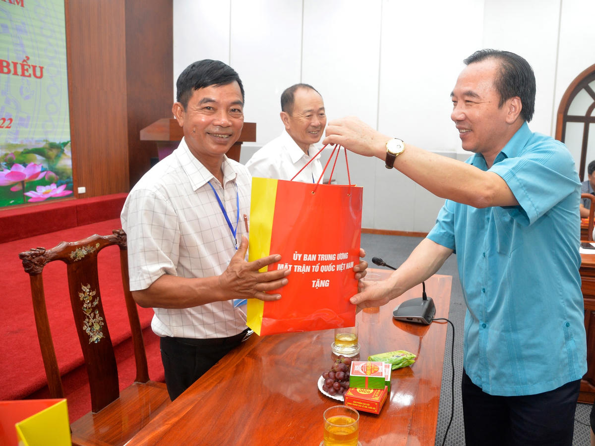 Phó Chủ tịch Ngô Sách Thực tặng quà người công giáo tiêu biểu huyện Yên Thành, tỉnh Nghệ An.